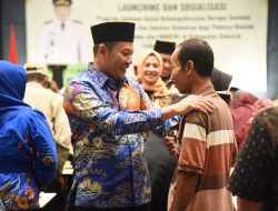 Plt. Bupati Sidoarjo Serahkan Kartu Kepesertaan BPJS Ketenagakerjaan Pada 13.249 Pekerja Rentan