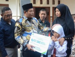 Plt. Bupati Sidoarjo Serahkan Santunan JKM Sekaligus Beasiswa Pendidikan Rp127 Juta