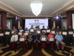 Sinergi dan Kemitraan yang Baik, Kabidhumas Bersama 5 Kapolres Jajaran Polda Kalteng Terima Penghargaan PWI