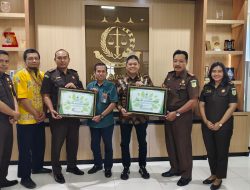 ADM Perhutani KPH Bondowoso, Menyerahkan Piagam Penghargaan Kepada Kejaksaan