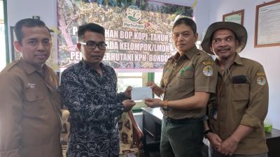 Administratur Perhutani KPH Bondowoso Menyerahkan Insentif Kepada 9 Ketua LMDH dan 1 Ketua Koprasi Beserta 10 Ketua Kelompok Kopi