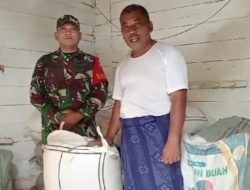 Babinsa Koramil 0813-03 Balen Kodim Bojonegoro Beri Bantuan Pakan Ternak Kambing Pada Warga Binaannya