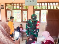 Babinsa Koramil Kepohbaru Bojonegoro Dampingi Kegiatan Imunisasi Campak