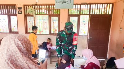 Babinsa Koramil Kepohbaru Bojonegoro Dampingi Kegiatan Imunisasi Campak
