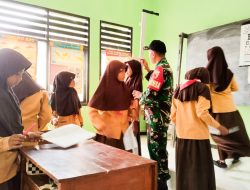 Babinsa Koramil Malo Bojonegoro Bantu Bidan Desa Periksa Kesehatan Siswa SD Ngujung