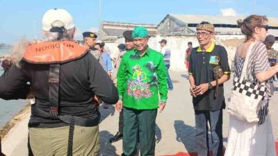 Kepala Disbudporapar Sumenep Sambut Kedatangan Wisata Asing di Pelabuhan Kalianget