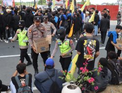 Kapolres Pimpin Langsung Pengamanan Unras di Gedung DPRD Bojonegoro
