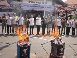 KPPBC Tipe Madya Pabean B Sidoarjo Bersama Bupati Mojokerto Musnahkan BMN dan BKC Ilegal