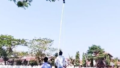 Keren…!! Aksi Nekat Babinsa Posramil Gondang Kodim Bojonegoro Panjat Tiang Bendera