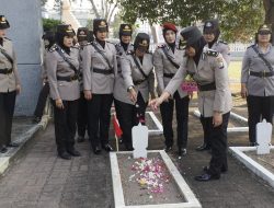 Menjelang Hari Jadi Ke-76, Polwan Polresta Sidoarjo Gelar Ziarah Rombongan ke Makam Pahlawan