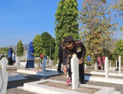 Peringati Hari Kemerdekaan RI Ke-79, Kapolres Wonogiri Hadiri Upacara Ziarah dan Tabur Bunga