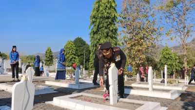 Peringati Hari Kemerdekaan RI Ke-79, Kapolres Wonogiri Hadiri Upacara Ziarah dan Tabur Bunga