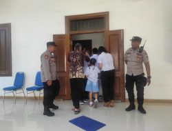 Personil Polresta Sidoarjo Amankan Ibadah Minggu di Gereja Dangan Semangat Humanis