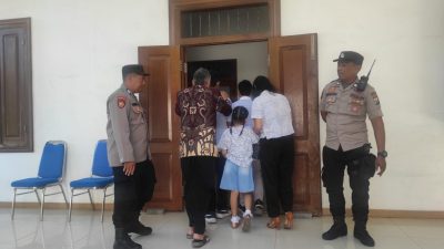 Personil Polresta Sidoarjo Amankan Ibadah Minggu di Gereja Dangan Semangat Humanis