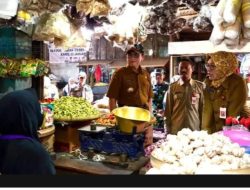 Pj Bupati Bojonegoro Bareng TPID Sidak Pasar Pantau Harga Kebutuhan Pangan