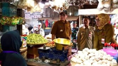 Pj Bupati Bojonegoro Bareng TPID Sidak Pasar Pantau Harga Kebutuhan Pangan