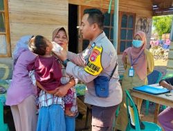 Polisi Dampingi Petugas Kesehatan Sukseskan Posyandu Balita di Wilayah Sanggar