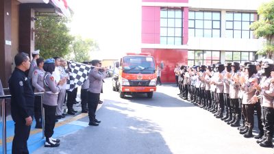 Polres Bojenegoro Bagikan 15 Tangki Air Bersih di Sejumlah Wilayah yang Terdampak Kekeringan
