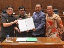 Rapat Paripurna DPRD, Pj Bupati Bojonegoro Sampaikan Raperda P-APBD 2024