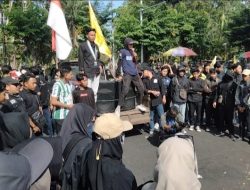 Ratusan Mahasiswa Gelar Aksi Unjuk Rasa di Gedung DPRD Sidoarjo, Tuntut Penolakan Revisi RUU Pilkada