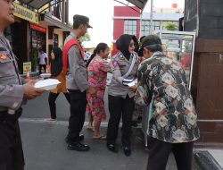 Sarapan Gratis, Polres Bojonegoro Bagikan Puluhan Nasi Kotak