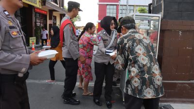 Sarapan Gratis, Polres Bojonegoro Bagikan Puluhan Nasi Kotak