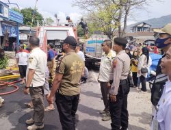 Sebuah Toko Terbakar, Anggota Polres Wonogiri Bantu Padamkan Api