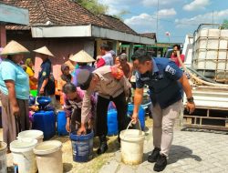 10 Ribu Liter Air Bersih Disalurkan Polres Bojonegoro ke Desa Tlogohaji