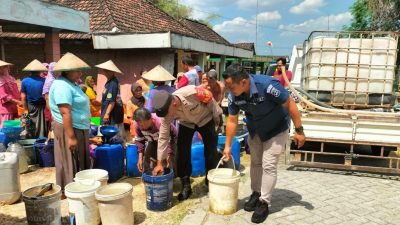 10 Ribu Liter Air Bersih Disalurkan Polres Bojonegoro ke Desa Tlogohaji