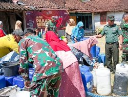 Atasi Krisis Air Bersih di Musim Kemarau, Babinsa Kodim Bojonegoro Salurkan 40 Ribu Liter Air Bersih untuk Warga Sugihwaras