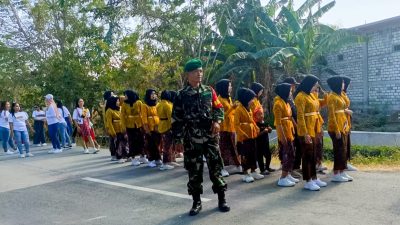 Babinsa Jamberejo Koramil Kedungadem Bojonegoro Berikan Pengamanan Jalan Sehat