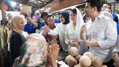 Hari Kedua Kampanye: Emil Dardak dan Hj. Mimik Idayana Blusukan ke Pasar Larangan Sidoarjo, Dengar Keluhan Pedagang