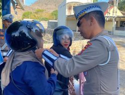 Helm Gratis Dari Polisi untuk Masyarakat Bima Jelang HUT Polantas Ke 69