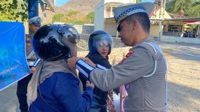 Helm Gratis Dari Polisi untuk Masyarakat Bima Jelang HUT Polantas Ke 69