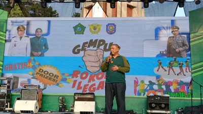 Satpol PP Sidoarjo dan Bea Cukai Gelar Sosialisasi Gempur Rokok Ilegal di Alun Alun Monumen Jayandaru