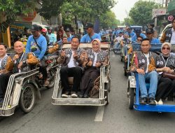 Keakraban di Jalan, Yes-Dirham Naik Becak  Disambut Ribuan Warga Menuju KPU