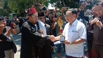 Korban Pemalsuan Data dan Kredit Fiktif BRI Melakukan Orasi di Depan Kantor Kejaksaan Negeri Bondowoso