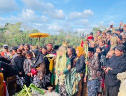 Larungan Sesaji Gunung Kumbang ke 155 Tarik Minat Wisatawan di Pantai Ngliyep