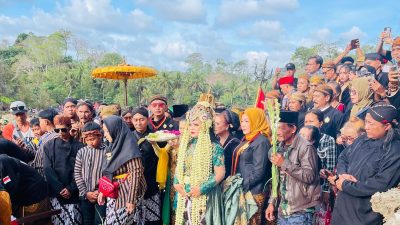 Larungan Sesaji Gunung Kumbang ke 155 Tarik Minat Wisatawan di Pantai Ngliyep