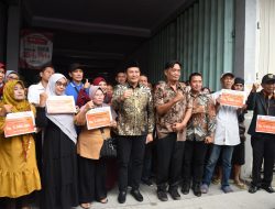 Pemkab Sidoarjo Berikan Bantuan Sosial Rp5 Juta Kepada 297 Pemilik Stan Korban Kebaran Pasar Krian