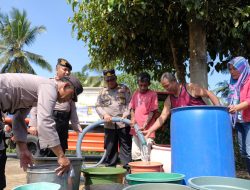 Polres Malang Salurkan Bantuan Air Bersih di Dua Desa Terdampak Kekeringan