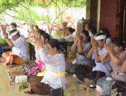 Polresta Sidoarjo Rayakan Hari Raya Galungan Dengan Khidmat di Pura Kertha Bumi Bhayangkara