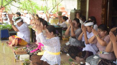 Polresta Sidoarjo Rayakan Hari Raya Galungan Dengan Khidmat di Pura Kertha Bumi Bhayangkara