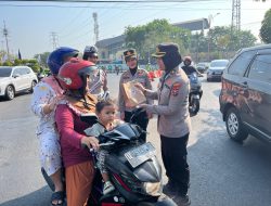 Polwan Turun ke Jalan, Sambut Simpatik Warga Dengan Aksi Humanis di Hari Jadi Polwan ke-76