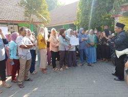 Puluhan Wali Murid SDN Juwetkenongo Kembali Gelar Aksi Demo Tuntut Plt. Kepala Sekolah Mundur