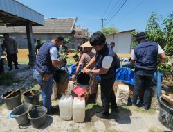 Sat Reskrim Polres Bojonegoro Distribusikan Air Bersih untuk Warga Desa Purwoasri