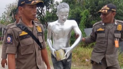 Satpol PP Bojonegoro Kembali Gelar Razia di Traffic Light, Lakukan Pembinaan 1 Orang ‘Manusia Silver’