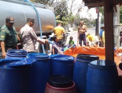 Tanggapi Keluhan Warga, Polsek dan Koramil Ngasem Berikan Bantuan Air Bersih