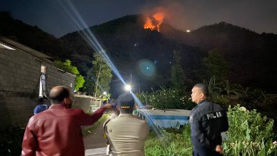 Tim Gabungan Padamkan Kebakaran di Gunung Telomoyo, Polda Jateng Tegaskan Tidak Ada Korban
