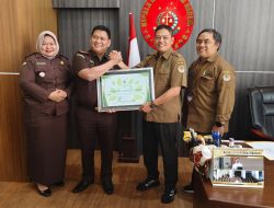 Adm Perhutani KPH Bondowoso Serahkan Piagam Penghargaan Kepada Kejari Situbondo